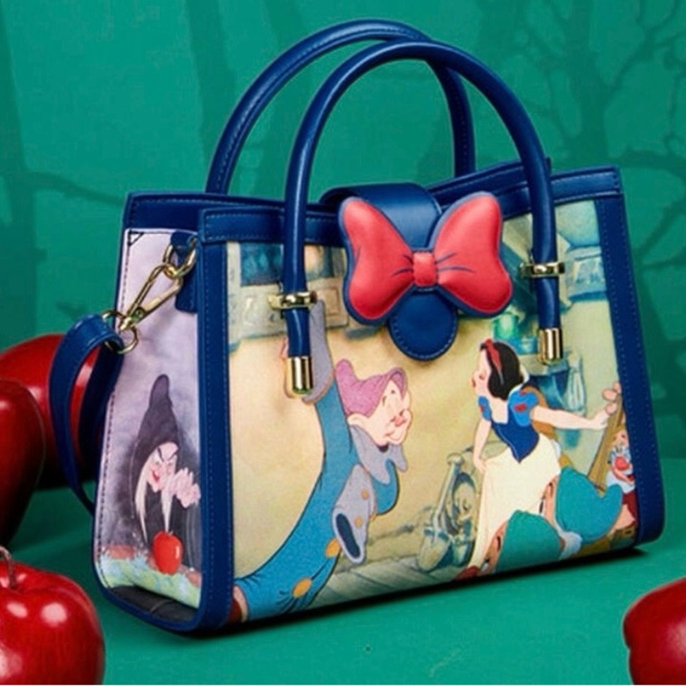 📚BTS sale📚 NWT Loungefly Disney Snow White Scenes Crossbody Bag